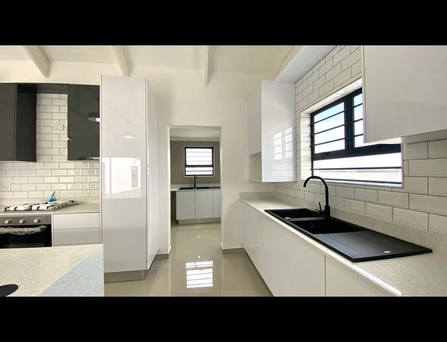 4 BEDROOM HOUSE FOR SALE IN BRITANNIA BAY